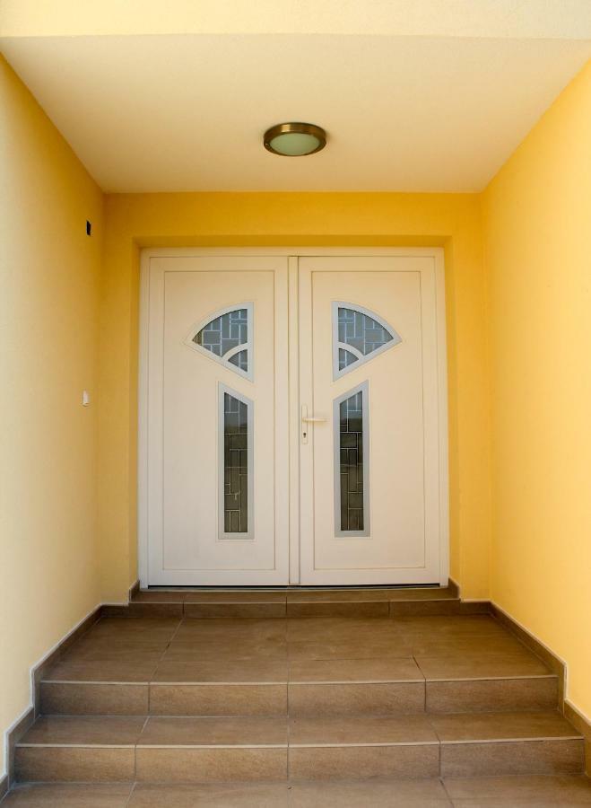 Apartmani Marin Vrbnik Exterior photo